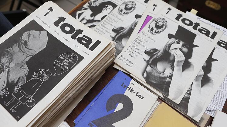Ausgaben der Zeitschrift "Total", die Sigi Hirsch als Gymnasiast zu veröffentlichen begann. Foto: Hoch
