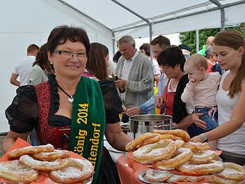 Da gibt es kein Halten mehr: Die Altendorfer Kürbiskräpfla muss man einfach probiert haben. Fotos: Andrea Spörlein