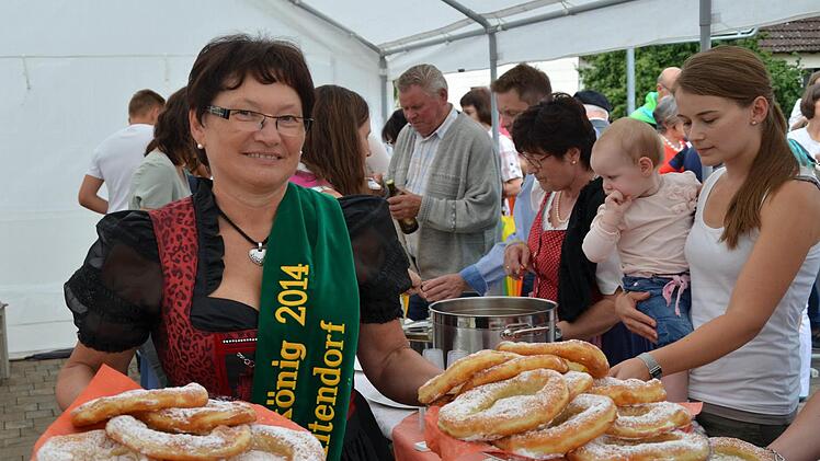 Da gibt es kein Halten mehr: Die Altendorfer Kürbiskräpfla muss man einfach probiert haben. Fotos: Andrea Spörlein
