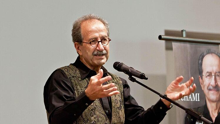 Rafik Schami bei seinem Auftritt im Pfarrsaal von St. Augustin.Foto: Jochen Berger