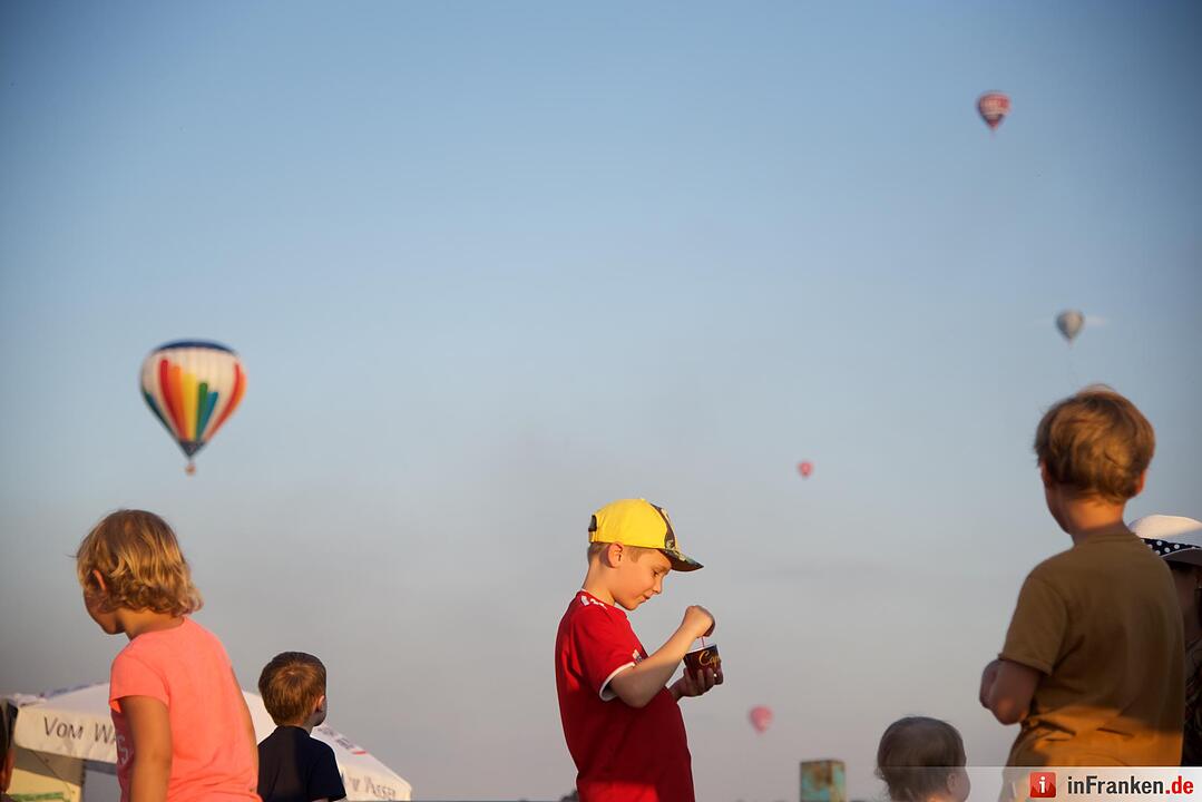 Jubiläumsausgabe: Zum 20. Mal hat die Raiffeisenbank Seebachgrund zu ihrem Ballonmeeting nach Hannberg eingeladen. Mehr als 2000 Menschen waren gekommen.