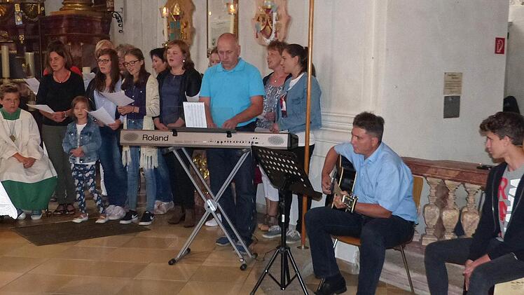 Musikalisch verabschiedete die Kirchenband "Alive" den beliebten Seelsorger.