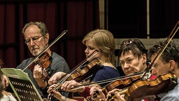 Das Orchester der Gesellschaft der Musikfreunde Neustadt probt für sein Sinfoniekonzert, das am 1. April in der Mehrzweckhalle stattfindet.Foto: Jochen Berger