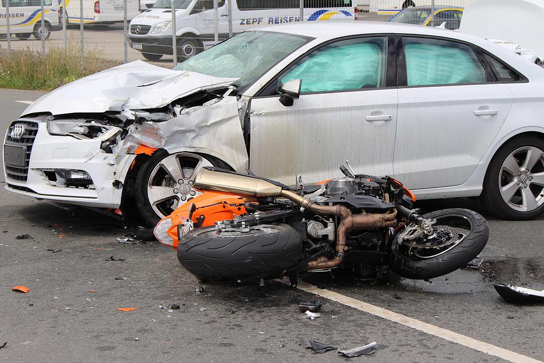 Kreis Neustadt/Aisch: Motorrad kracht ungebremst in Audi – 28-Jähriger stirbt