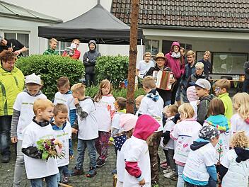 Die Obertrubacher Kinder tanzen den Kerwasbaum aus. Fotos: Franz Galster