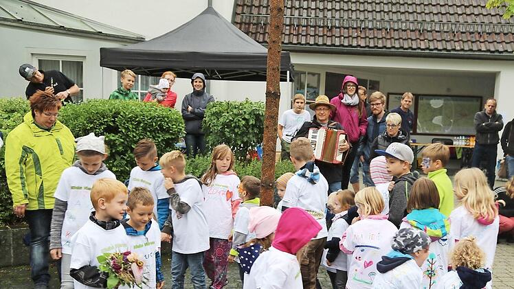 Die Obertrubacher Kinder tanzen den Kerwasbaum aus. Fotos: Franz Galster