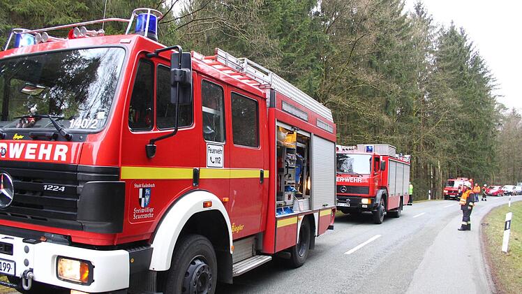 Die Feuerwehr sicherte die Unfallstelle ab. Foto: Jürgen Gärtner