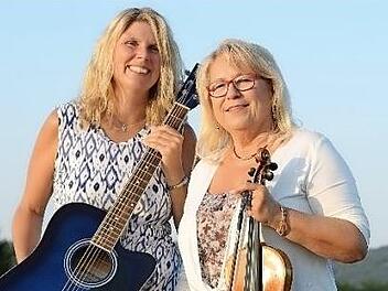 Silvia Wachter und Margitta Bergfeld (von links) laden zum Benefizkonzert "Einfach anders - Geige, Gesang, Gitarre" am Freitag, 10. August, in die Heilig-Kreuz-Kirche nach Oberrodach ein.  Foto: privat
