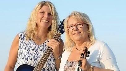 Silvia Wachter und Margitta Bergfeld (von links) laden zum Benefizkonzert "Einfach anders - Geige, Gesang, Gitarre" am Freitag, 10. August, in die Heilig-Kreuz-Kirche nach Oberrodach ein.  Foto: privat
