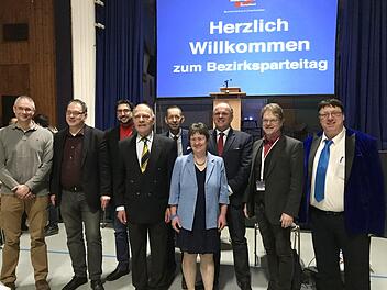 Beim Bezirksparteitag war Jochen Behr (ganz rechts) zu Gast. Er kandidierte für ein Amt in diesem Gremium. Foto: Christian Klingen