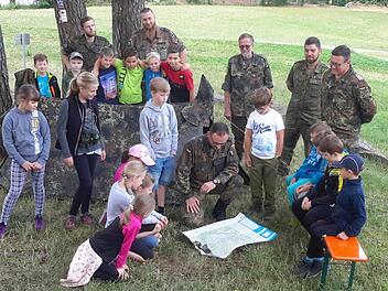 Zu Beginn des Ferientages bei den Reservisten gab es für die Mädchen und Jungen erst einmal eine ausführliche Einweisung ins Programm. Unterstützt wurden die Bad Brückenauer Organisatoren bei ihren Aktionen von fünf Bundeswehrsoldaten. Foto: Rolf Pralle