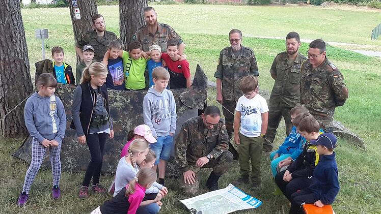 Zu Beginn des Ferientages bei den Reservisten gab es für die Mädchen und Jungen erst einmal eine ausführliche Einweisung ins Programm. Unterstützt wurden die Bad Brückenauer Organisatoren bei ihren Aktionen von fünf Bundeswehrsoldaten. Foto: Rolf Pralle
