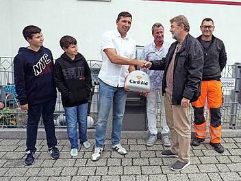 Bürgermeister Horst Rehder (2. v. r.) und der hauptamtliche Gerätewart Christian Warter (r.) freuen sich über das Engagement von Marco Bertlein (3. v. l.). Links die Söhne von Marco Bertlein und dahinter der Lieferant Thomas Weiß Foto: Richard Sänger