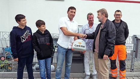 Bürgermeister Horst Rehder (2. v. r.) und der hauptamtliche Gerätewart Christian Warter (r.) freuen sich über das Engagement von Marco Bertlein (3. v. l.). Links die Söhne von Marco Bertlein und dahinter der Lieferant Thomas Weiß Foto: Richard Sänger