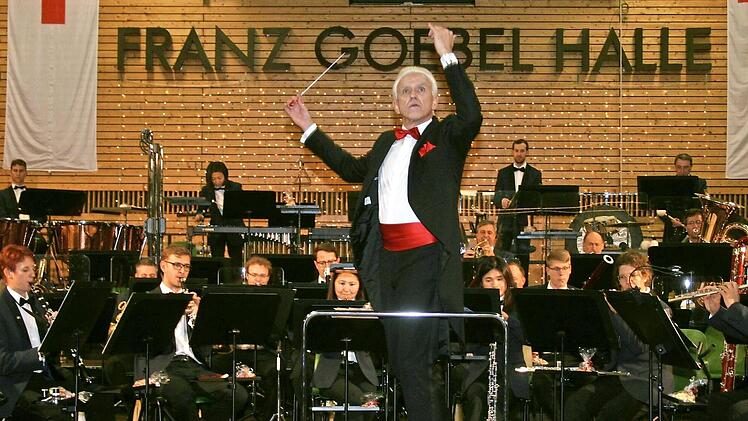 Mit dem "Coburger Marsch" verabschiedete sich Generalmusikdirektor Johann Mösenbichler und das Polizeiorchester Bayern aus Rödental und ernteten für die besondere musikalische Geste tosenden Applaus.
