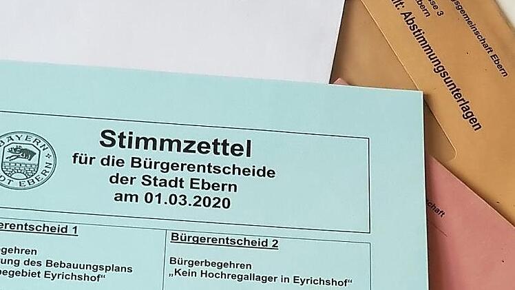 Drei Kreuze werden Eberns Bevölkerung beim Bürgerentscheid am 1. März (oder der vorangegangenen Briefwahl; unser Bild) abgefordert. Sprichwörtlich drei Kreuzchen werden viele Menschen im Landkreis Haßberge obendrein machen, wenn die Diskussion um das Hochregallager endlich vom Tisch ist.  Foto: Eckehard Kieswetter
