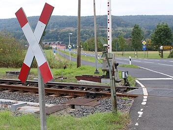 Der Umbau des Bahnübergangs Elfershausen-Trimberg soll bis Ende 2021 fertiggestellt werden.  Foto: Hilmar Ruppert