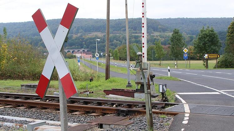 Der Umbau des Bahnübergangs Elfershausen-Trimberg soll bis Ende 2021 fertiggestellt werden.  Foto: Hilmar Ruppert