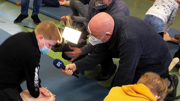 ZIemlich schnell muss Niklas Veenendahl auf die Puppe dr&uuml;cken, damit die Erste Hilfe auch Erfolg hat. Ob er w&auml;hrend der Anstrengung noch Zeit hatte, die Fragen des BR-Reporters zu beantworten?