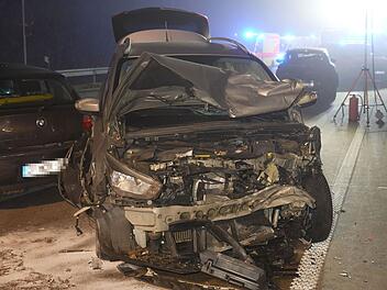 Schwerer Unfall auf der A1: F&uuml;nf Verletzte - Glatteis sorgt f&uuml;r Probleme