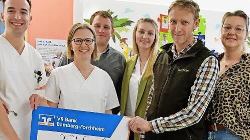 Ober&auml;rztin Dr. Nora Naumann-Bartsch (2. v. l) und ihr Kollege aus der onkologischen Tagesklinik, Dr. Emmanuel Nedoschill (l.), nahmen den Spendenscheck entgegen. &Uuml;berbracht wurde er von Verena und J&ouml;rg Zehner (r.) sowie Anna und Johannes Rackelman...