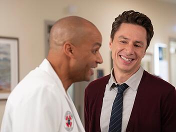 Endlich wiedervereint: Turk (John Faison, links) und John "JD" Dorian (Zach Braff) sind vor Freude ganz au&szlig;er sich.
