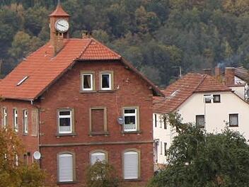 Ursprünglich sollte auf dem Dach der Alten Schule in Rupboden eine Richtfunk-Anlage errichtet werden. Doch die Bürger protestierten. Foto: Ralf Ruppert