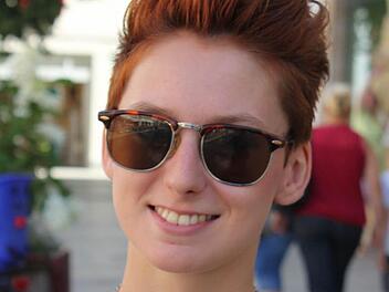 Selina Griebel aus Coburg ließ sich für den Sommer die Haare kurz schneiden und färben. Sie findet, dass das besser zur Jahreszeit passt.  Fotos: Vivian Hopf