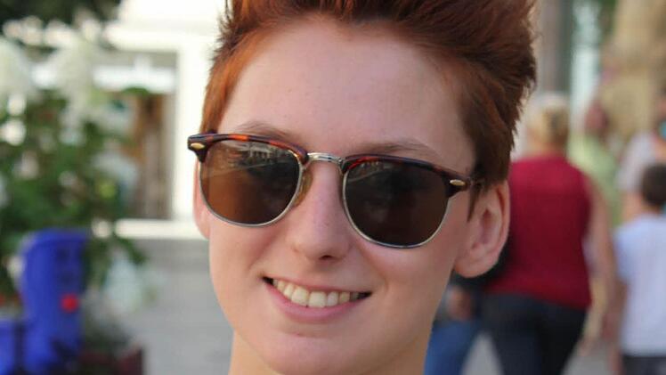 Selina Griebel aus Coburg ließ sich für den Sommer die Haare kurz schneiden und färben. Sie findet, dass das besser zur Jahreszeit passt.  Fotos: Vivian Hopf