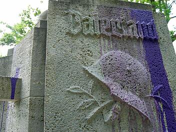 Das beschmierte Ehrenmal im Hofgarten. Foto: Oliver Schmidt