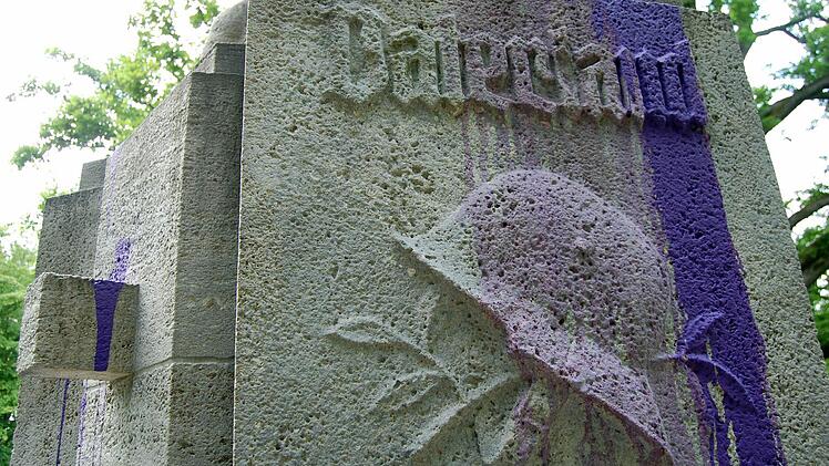 Das beschmierte Ehrenmal im Hofgarten. Foto: Oliver Schmidt