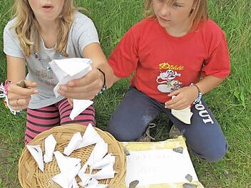 Jule und Leonie bieten geröstete Erdnüsse an. Foto: privat