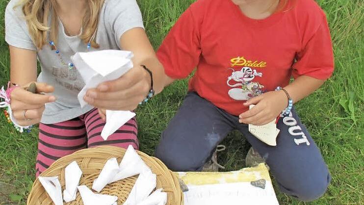 Jule und Leonie bieten geröstete Erdnüsse an. Foto: privat