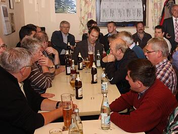 Markus Grüner, der neue Bürgermeister in Obertrubach (hinten mit Krawatte), spricht in Wolfsberg in einem gut gefüllten Sportheim.  Foto: Galster