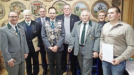Von links: Vorsitzender Günter Rüdiger, Gauschützenmeister Robert Adler, Bürgermeister Heinrich Süß, Sportleiter und Gauschützenkönig Michael Irmisch, Gerhard Scheer, Gerhard Meister, Zweite Vorsitzende Roswitha Schütze und Markus Brehm Foto: Roland Meister