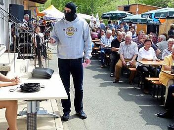 Amüsiert beobachtet Geschäftsstellenleiter Franz-Josef Kraus (rechts, mit weißem Hemd und Krawatte) den "Überfall" auf "seine" Bank. Foto: Dieter Hübner