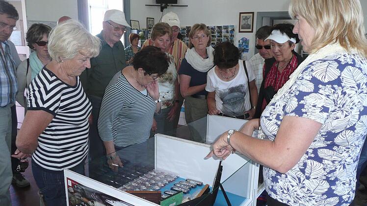 Als Walfang-Spezialistin zeigte sich Reiseleiterin Manuela Frey (rechts) bei ihren Informationen in einem Walfangmuseum.