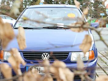 Seit Juni steht der VW Polo unbewegt auf dem Parkplatz am Engelgarten in Höchstadt. Fotos: Christian Bauriedel