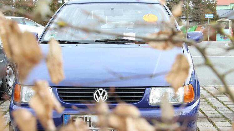 Seit Juni steht der VW Polo unbewegt auf dem Parkplatz am Engelgarten in Höchstadt. Fotos: Christian Bauriedel