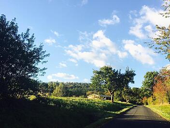 Idyllische Lage: Im oberen Kapellenweg in Wildflecken entstehen zwölf neue Bauplätze.  Foto: Sebastian Schmitt-Mathea