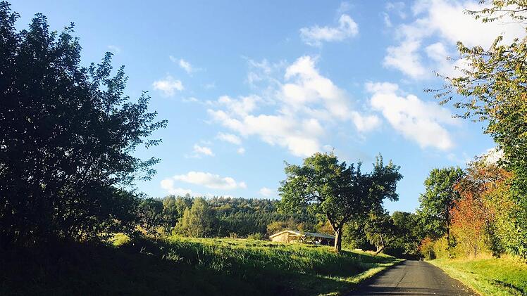 Idyllische Lage: Im oberen Kapellenweg in Wildflecken entstehen zwölf neue Bauplätze.  Foto: Sebastian Schmitt-Mathea