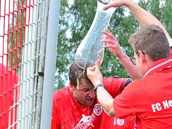 Spielertrainer Florian Schlegel musste die obligatorische Bierdusche über sich ergehen lassen. Foto: privat