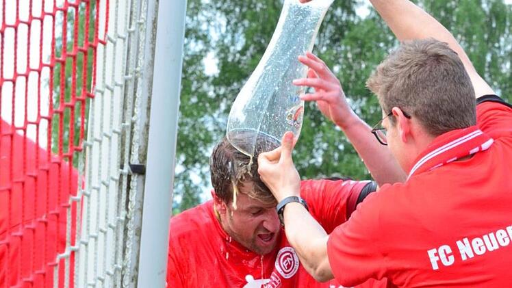 Spielertrainer Florian Schlegel musste die obligatorische Bierdusche über sich ergehen lassen. Foto: privat