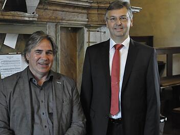 Peter Rottmann (Orgel) und Mathias Kreuzer (Gesang) waren überrascht, dass mehr Zuhörer in die katholische Pfarrkirche St. Vitus kamen als Sitzplätze vorhanden waren.  Foto: Peter Klopf