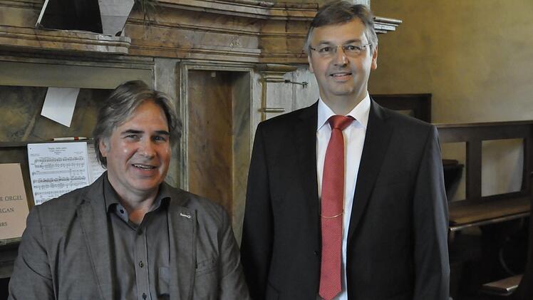 Peter Rottmann (Orgel) und Mathias Kreuzer (Gesang) waren überrascht, dass mehr Zuhörer in die katholische Pfarrkirche St. Vitus kamen als Sitzplätze vorhanden waren.  Foto: Peter Klopf