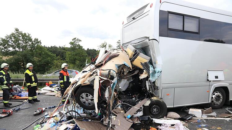 Auf der A3 zwischen den Anschlussstellen Schlüsselfeld und Geiselwind hat sich ein schwerer Verkehrsunfall ereignet. Ein Wohnmobil wurde völlig zerstört. Foto: News5