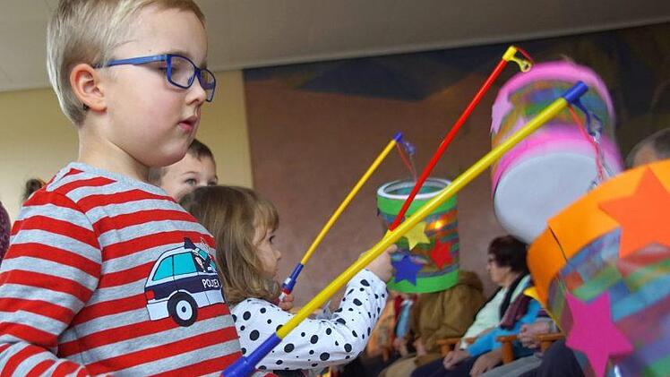 Mit bunten Laternen erfreuten die Jungen und M&auml;dchen des Kleukheimer Kindergartens die Senioren.
