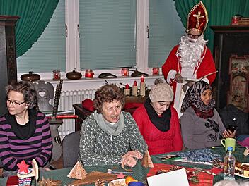 Den Nikolaus im Nacken haben (von links) Ulrike Weber und Inge Günther, die sich um die "Integration beim Stricken" kümmern.Helmut Will