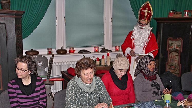 Den Nikolaus im Nacken haben (von links) Ulrike Weber und Inge Günther, die sich um die "Integration beim Stricken" kümmern.Helmut Will