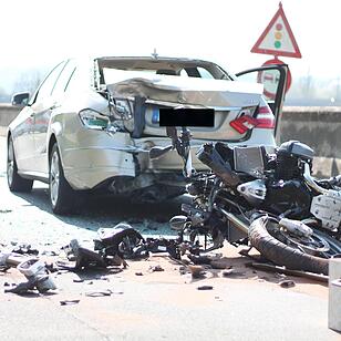 Unterfranken: Motorradfahrer kracht in Autoheck – 44-Jähriger schwebt in Lebensgefahr